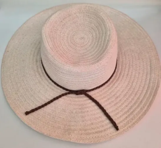 Chapéu de praia ou de passeio cor cru e ajustável.