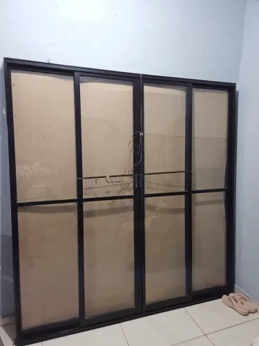 Vendo porta de correr. Tamanho: 210cm de largura e 200cm de altura. Aceito proposta
