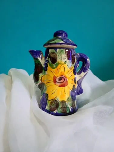 Lindo e delicado bule decorativo em cerâmica pintado a mão