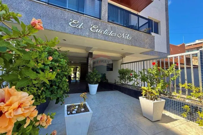 Apartamento à venda em Cabo Frio  à 600 metros da Praia do Forte.