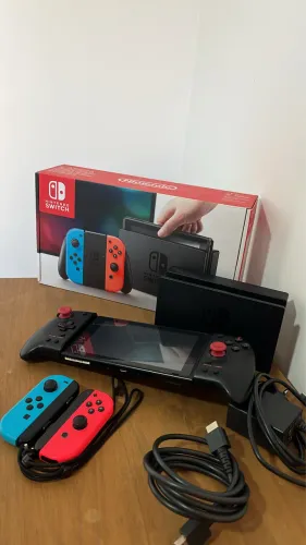 NINTENDO SWITCH COMPLETO + CONTROLES HORI + 2 CARTÕES DE MEMÓRIA