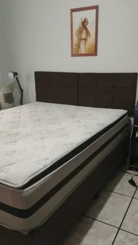 Cama QUEEN, acompanha a cabeceira, base e colchão.