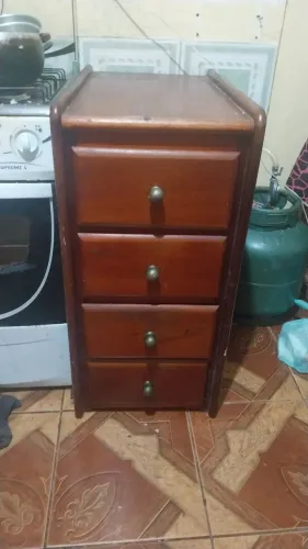 Cômoda de madeira pura com 4 gavetas