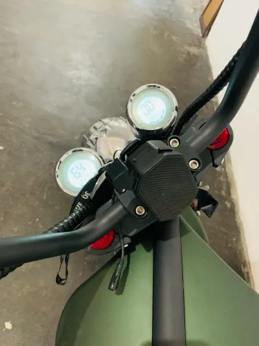 Moto elétrica modelo chopper