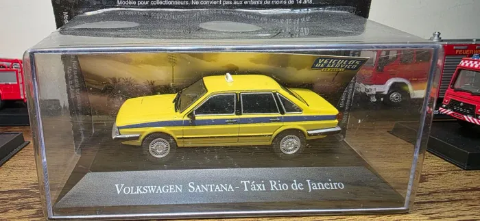 ATENÇÃO, COLECIONADORES! MINIATURA VOLKSWAGEN SANTANA TÁXI DO RIO DE JANEIRO, LACRADA!