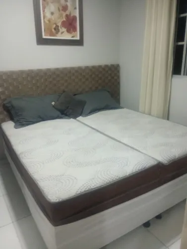 Cama com criado mudo