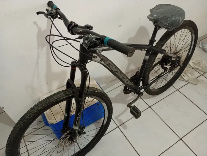Bicicleta aro 29 quadro alumínio freios a disco precisa fazer manutenção no pé de vela. 