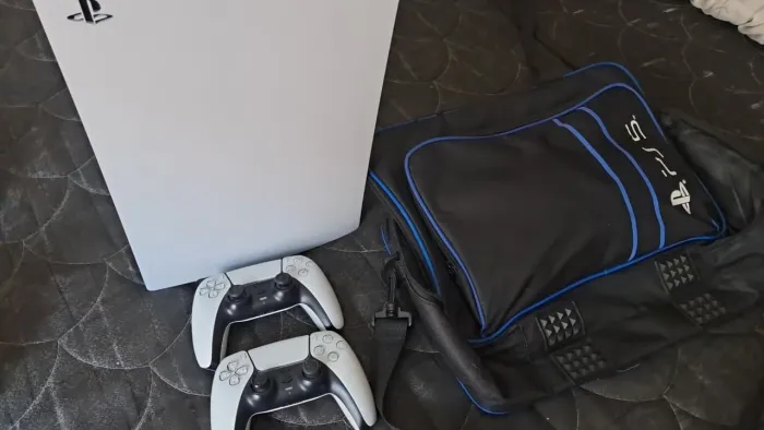 Vendo PS5 com 2 controles e 4 jogos
