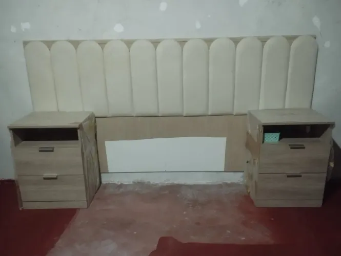 Cabiceira de cama com criado mudo