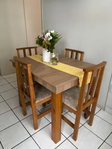 Mesa de jantar com 4 cadeiras novas 