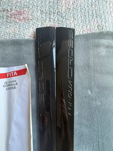 Friso de porta Corolla Cross 