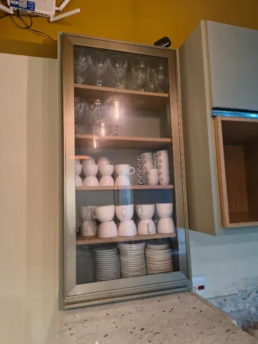 Vendo cristaleira com porta de vidro com 4 prateleiras