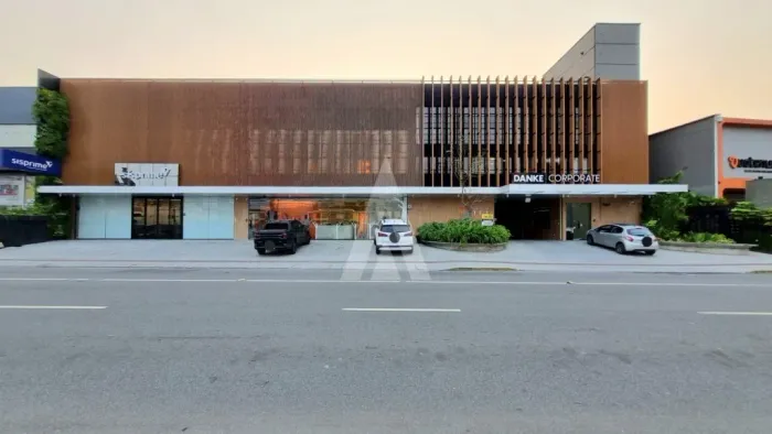 Sala com elevador, 119 m² no bairro América em Joinville, com estacionamento.
