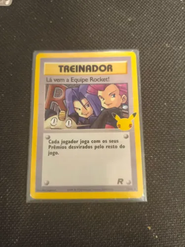 Carta pokémon da treinador (lá vem equipe Rocket 96 97 98 ) de 25 anos
