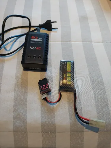 Bateria 3S 11.1V 1500mAh 35C com carregador e indicador de bateria.