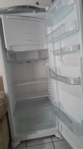 Geladeira consu nova sem marcas ou aranhoes comprada no começo do ano