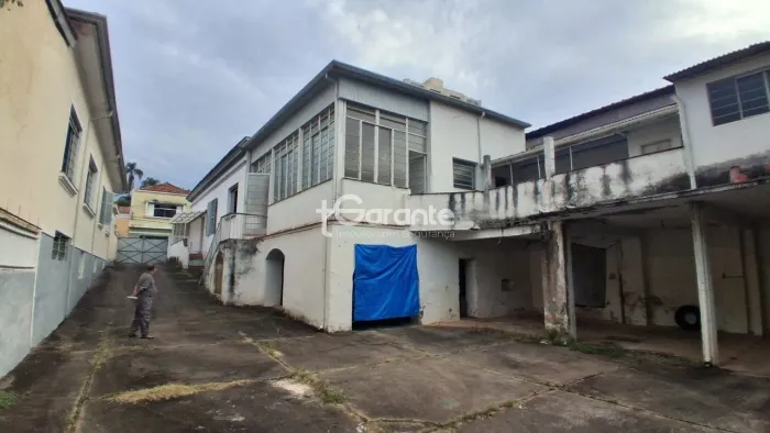 Casa com 4 quartos e 7 vagas de garagem no Centro de Amparo
