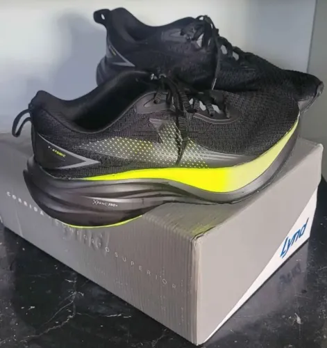 Vende-se este tênis de corrida Lynd com placa de carbono.