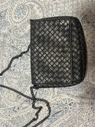 Bolsa preta com alça corrente preta