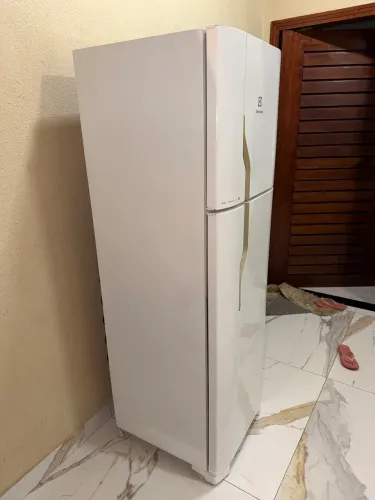 Geladeira Eletrolux fria fria estado de nova único dono zap *