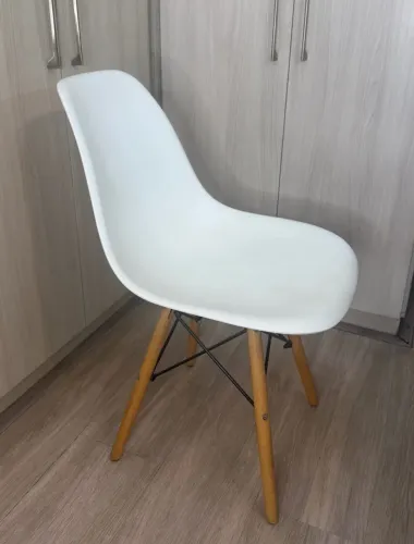 Cadeira Eames Eiffel DSW Branca com Pés de Madeira