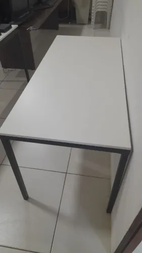Vendo  Mesa em MDF com pé de ferro  150x55 