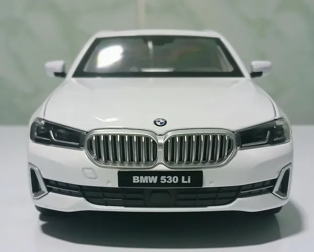 Miniatura 1/18 BMW 530 Li Serie 5