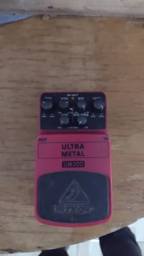 Vendo uma guitarra mais um pedal