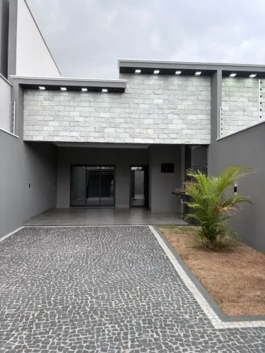 Casa à venda em Rio Verde com espaço amplo, churrasqueira, armários embutidos e 3 suítes