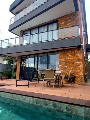 LINDA CASA COM 4 QUARTOS - PORTAL DO SOL- COM PISCINA E ELEVADOR - CAPTAÇÃO DE ÁGUA