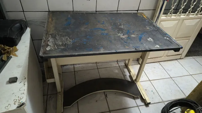 Mesa de ferro ajustável
