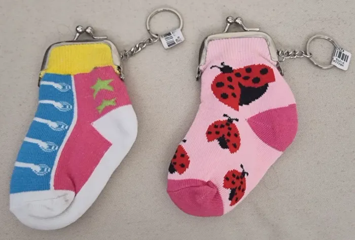 PORTA MOEDAS CRIATIVO OU PEQUENOS OBJETOS EM FORMATO DE UMA MEIA INFANTIL COM CHAVEIRO.