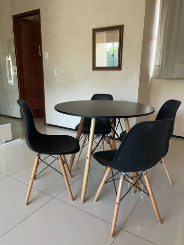 Mesa e cadeiras