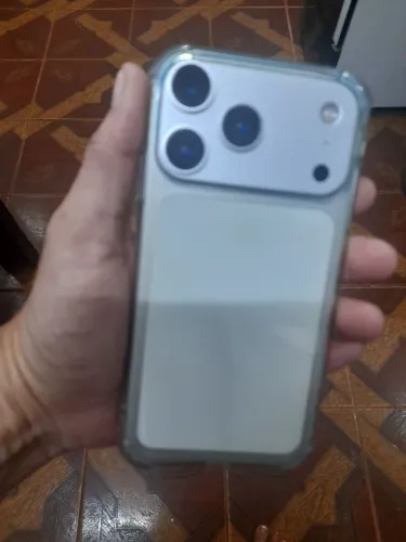 Iphone 11 na carcaça do 17 pro V/T leia o anúncio.