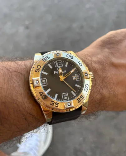 Relógio dourado Ferrari