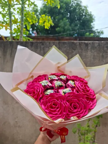 Buque com flores de cetim