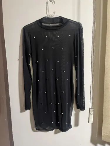 Vestido preto de tule com strass