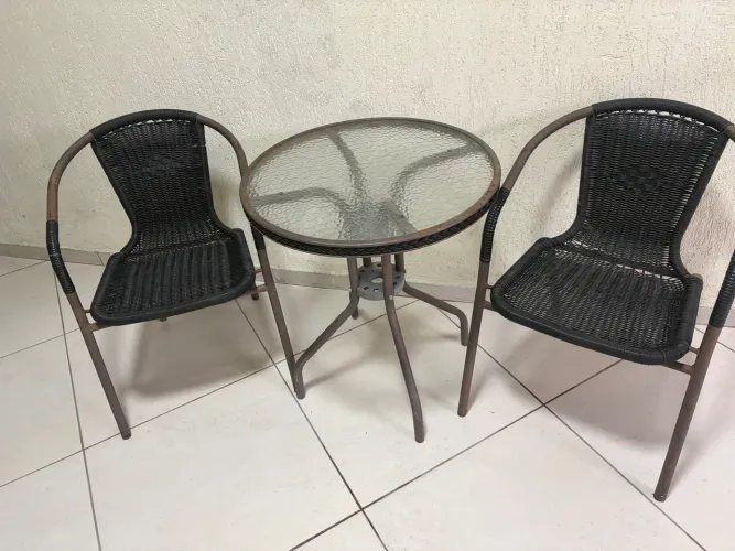 Conjunto Mesa em vidro com 2 cadeiras