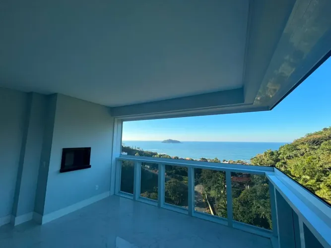Apartamento de alto padrão, três suítes, a apenas 200 metros da Praia da Saudade, no Centr