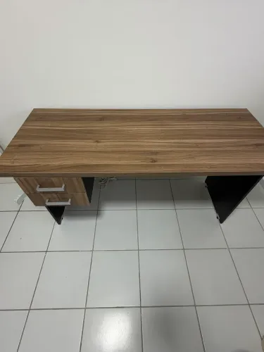 Mesa de escritório com fechadura