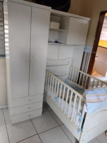 Berço branco que vira cama