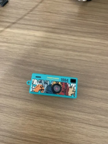 mini câmera digital em formato de chaveiro com estilo retrô.