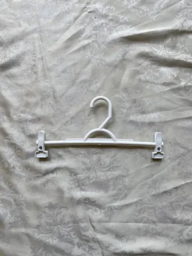 Cabides semi-usados brancos com presilhas