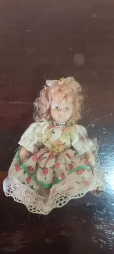 Boneca antiga de porcelana pequena