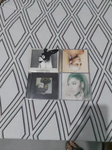 CDs Ariana Grande - Dangerous Woman, Positions Deluxe, Sweetener e thank u, next