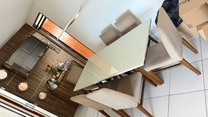 Vendo mesa para 8 lugares com tampo de vidro mais 8 cadeiras em ótimas condições,