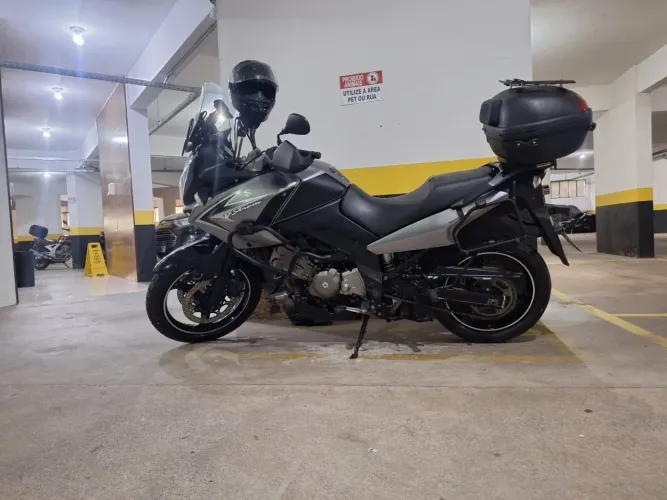 Suzuki V-Strom 650 2012 Cinza - Equipada (Baú Givi, GPS e Alarme