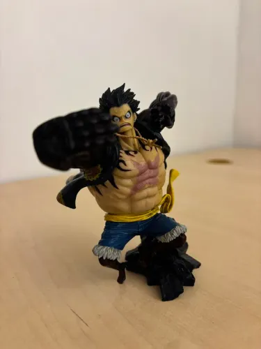 action figure do Monkey D. Luffy em sua forma Gear 4 (Boundman)