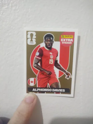 Figurinha dourada do Alphonso Davies extra