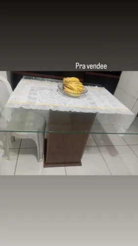 Mesa sem cadeira em ótimo estado 